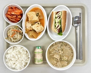 대구달서구재활병원, 상인요양병원 1월 식단. 쌀밥/팽이된장국/두부조림/숙주나물/뉴욕핫도그/배추김치/요구르트