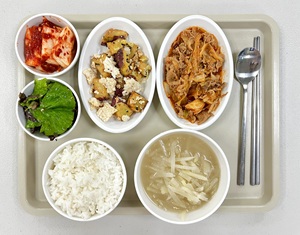 대구달서구재활병원, 상인요양병원 1월식단. 쌀밥/들깨무채국/제육볶음/누룽지고구마맛탕/상추겉절이/배추김치