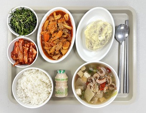 대구달서구재활병원, 상인요양병원 1월 식단. 쌀밥/건새우뭇국/오징어돈육볶음/세발나물김무침/카스테라크림모닝빵/배추김치/요구르트