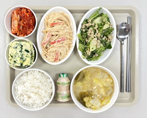 대구달서구재활병원, 상인요양병원 1월 식단. 쌀밥/콩가루배춧국/물파래계란찜/게살오이스터파스타/봄동보리된장무침/배추김치/요구르트