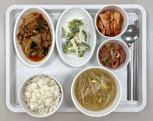 대구달서구재활병원, 상인요양병원 2월 식단. 쌀밥 / 콩나물국 / 돈육주꾸미볶음 / 브로콜리참깨무침 / 오복지무침 / 배추김치 