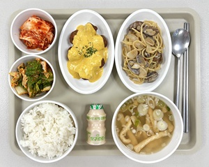 쌀밥 / 유부장국 / 봉골레파스타 / 단호박크림미트볼 / 얼갈이겉절이 / 배추김치 / 요구르트