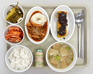 쌀밥 / 맑은어묵탕 / 오징어볶음*소면 / 단호박팥찜 / 궁채절임 / 배추김치 / 요구르트