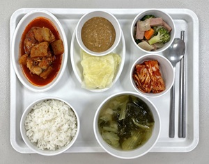 쌀밥 / 유채된장국 / 삼치조림 / 햄양파볶음 / 양배추찜*양념장 / 배추김치