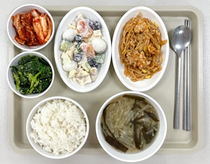 대구재활, 상인요양병원 3월 식단 소개_쌀밥 / 다시마뭇국 / 알곤이찜 / 근대나물 / 과일샐러드 / 배추김치