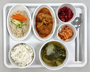 대구재활, 상인요양병원 3월 식단 소개_쌀밥 / 근대된장국 / 삼치조림 / 간장비빔국수 / 비트오복지무침 / 배추김치