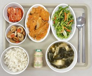 대구재활, 상인요양병원 3월 식단 소개_쌀밥 / 미소장국 / 로제찜닭 / 구운어묵볶음 / 치커리*유자바질드레싱 / 배추김치 / 요구르트