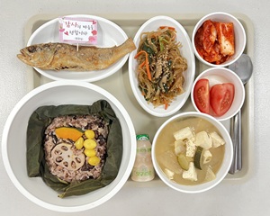 대구재활병원입원, 상인요양병원 5월8일 식단. 연잎영양밥 / 두부된장국 / 조기구이 / 돈육잡채 / 배추김치 / 토마토 / 요구르트